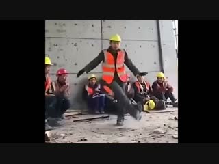 dancing at the construction site. this worker surprised everyone. beautiful cool dance super video