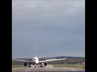 planes take off and land at the airport super video